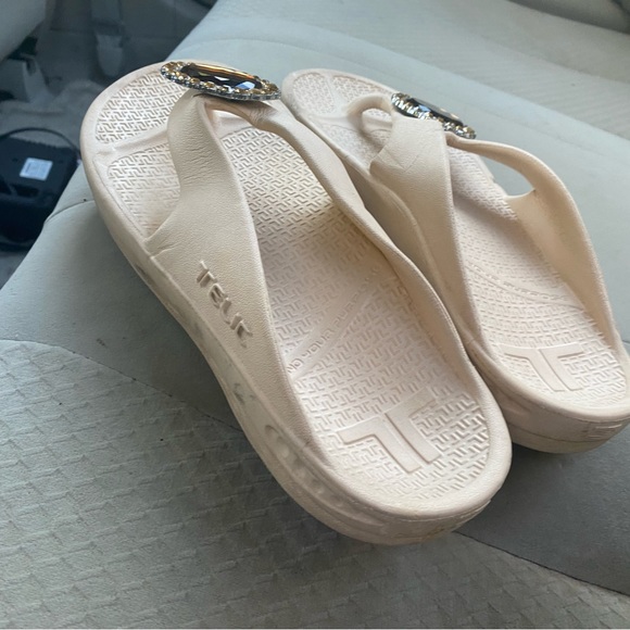Telic Find Your Purpose Tan Rubber with Stone Sandals Size Medium - Picture 13 of 16